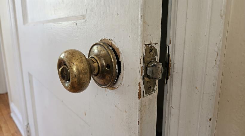 Worn, loose door lock and handle before the swap