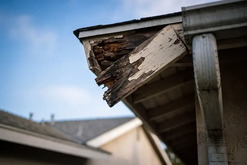 Dry rotted fascia and eaves before repair by Kaminskiy in Orange County